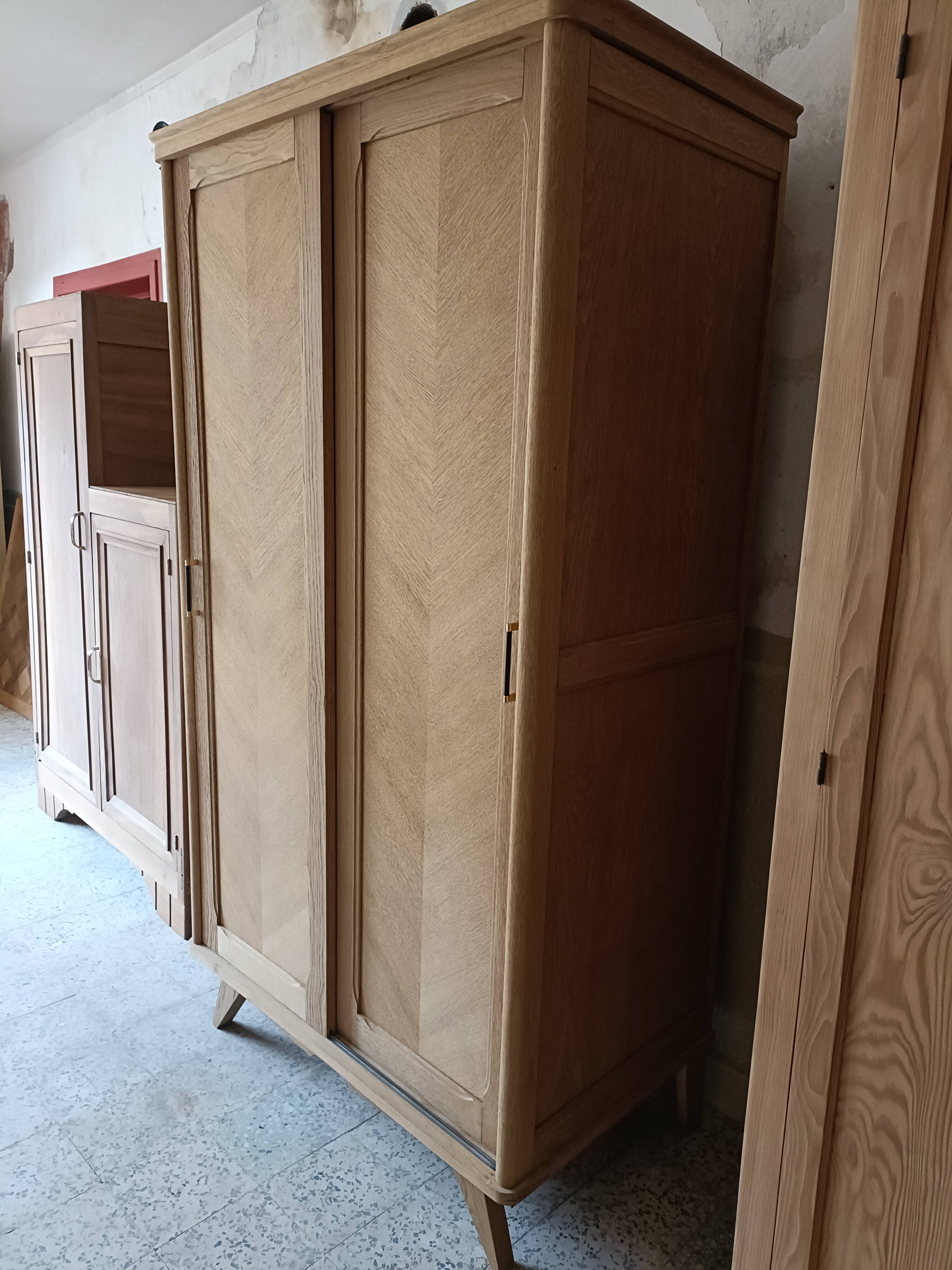 Wardrobe/sliding doors and tapered legs