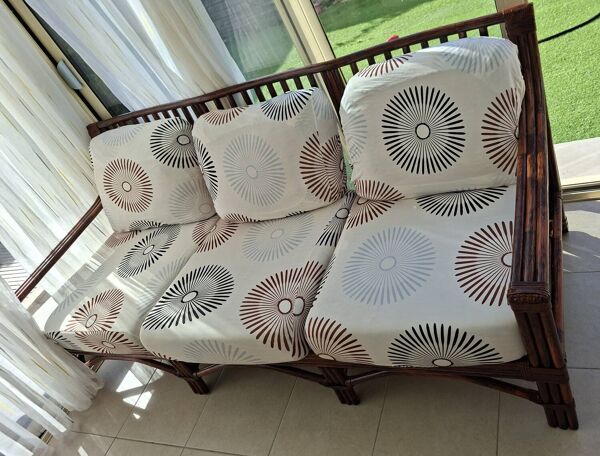 Salon vintage Maison Maugrion en rotin et finitions cuir et plume