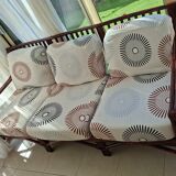 Salon vintage Maison Maugrion en rotin et finitions cuir et plume