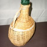 Oval lady-jeanne surrounded by wicker