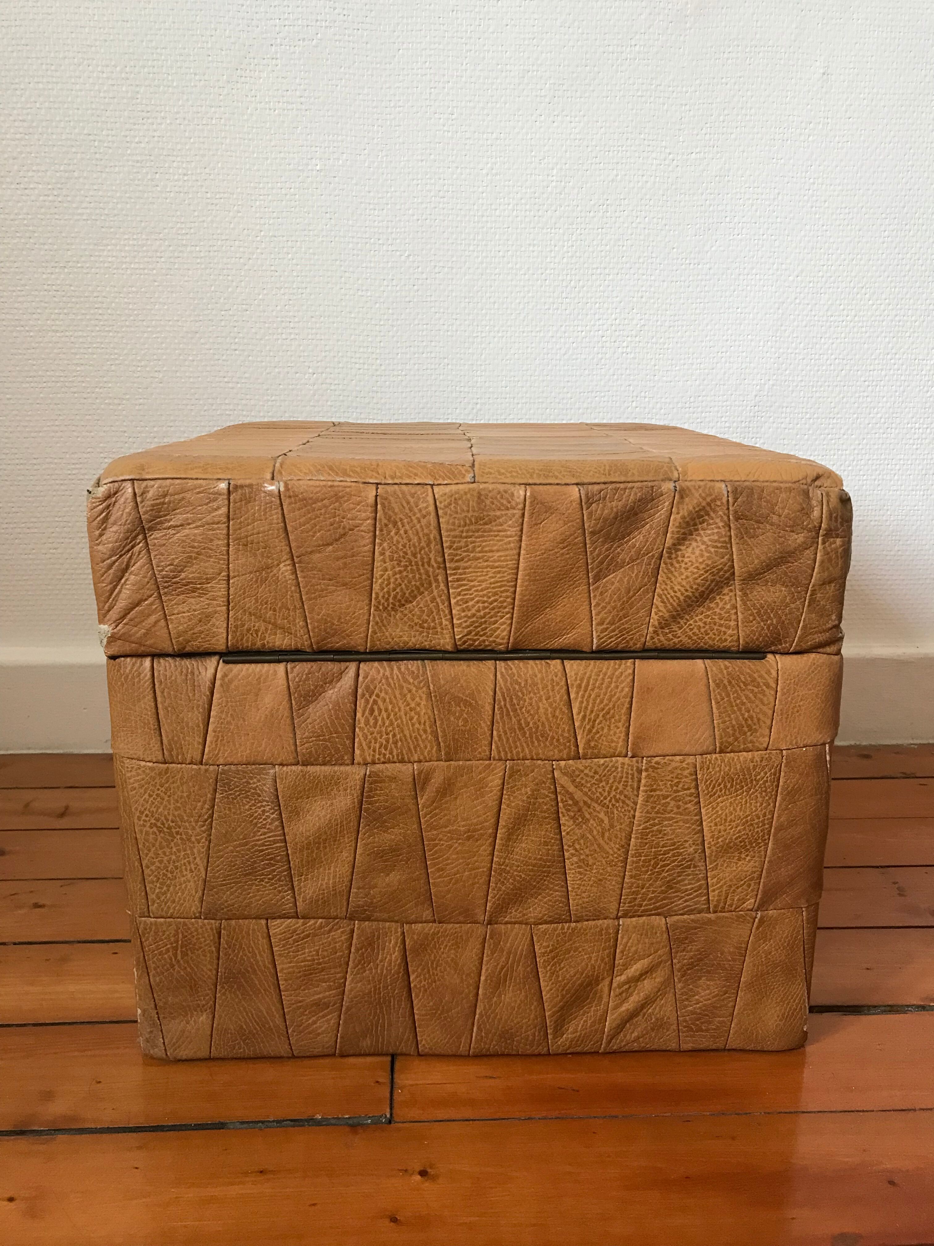 Pouf coffre cuir patchwork vintage circa 1960