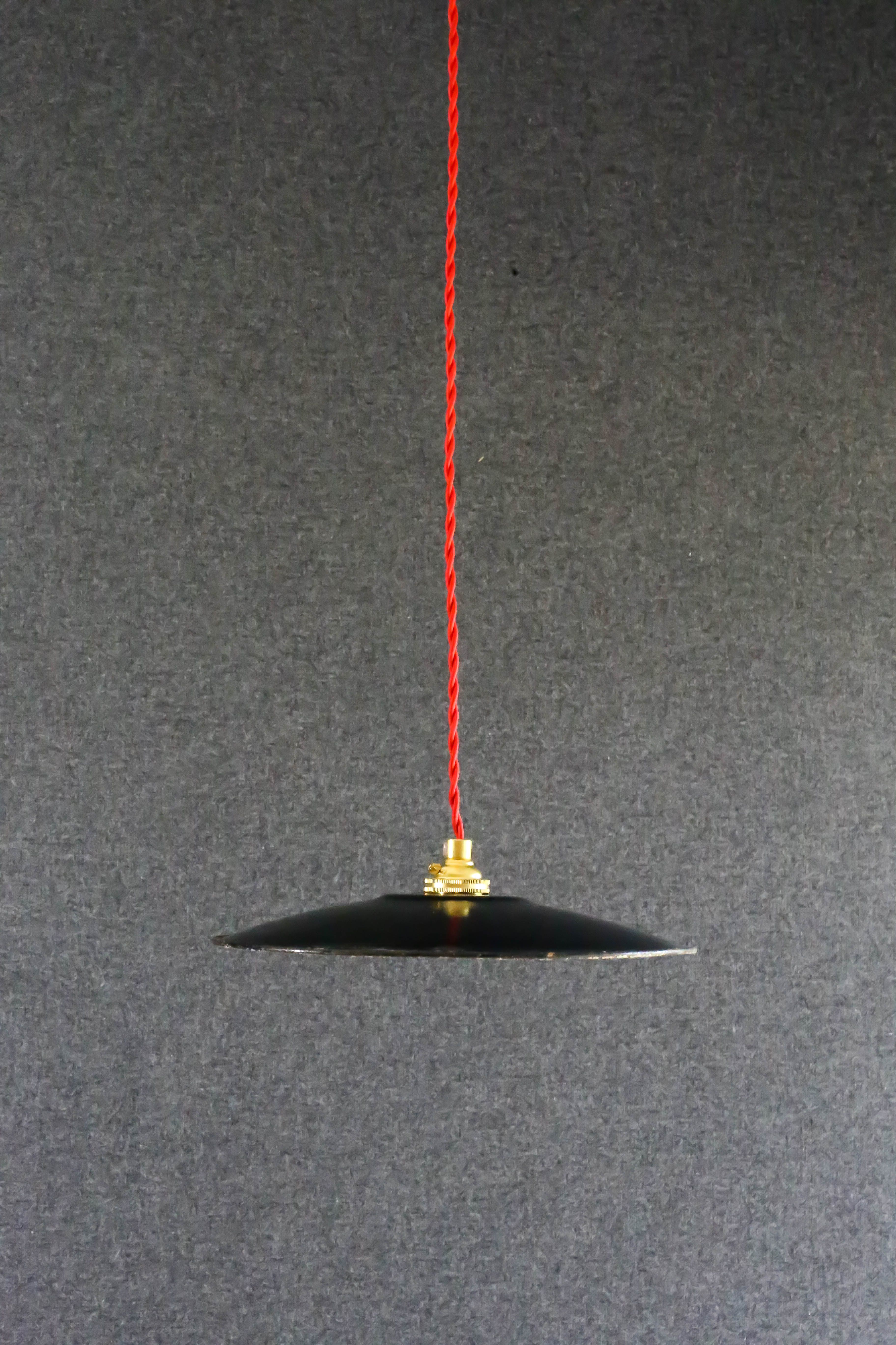 Exterior black enamelled sheet metal suspension delivered with a new socket and red cord