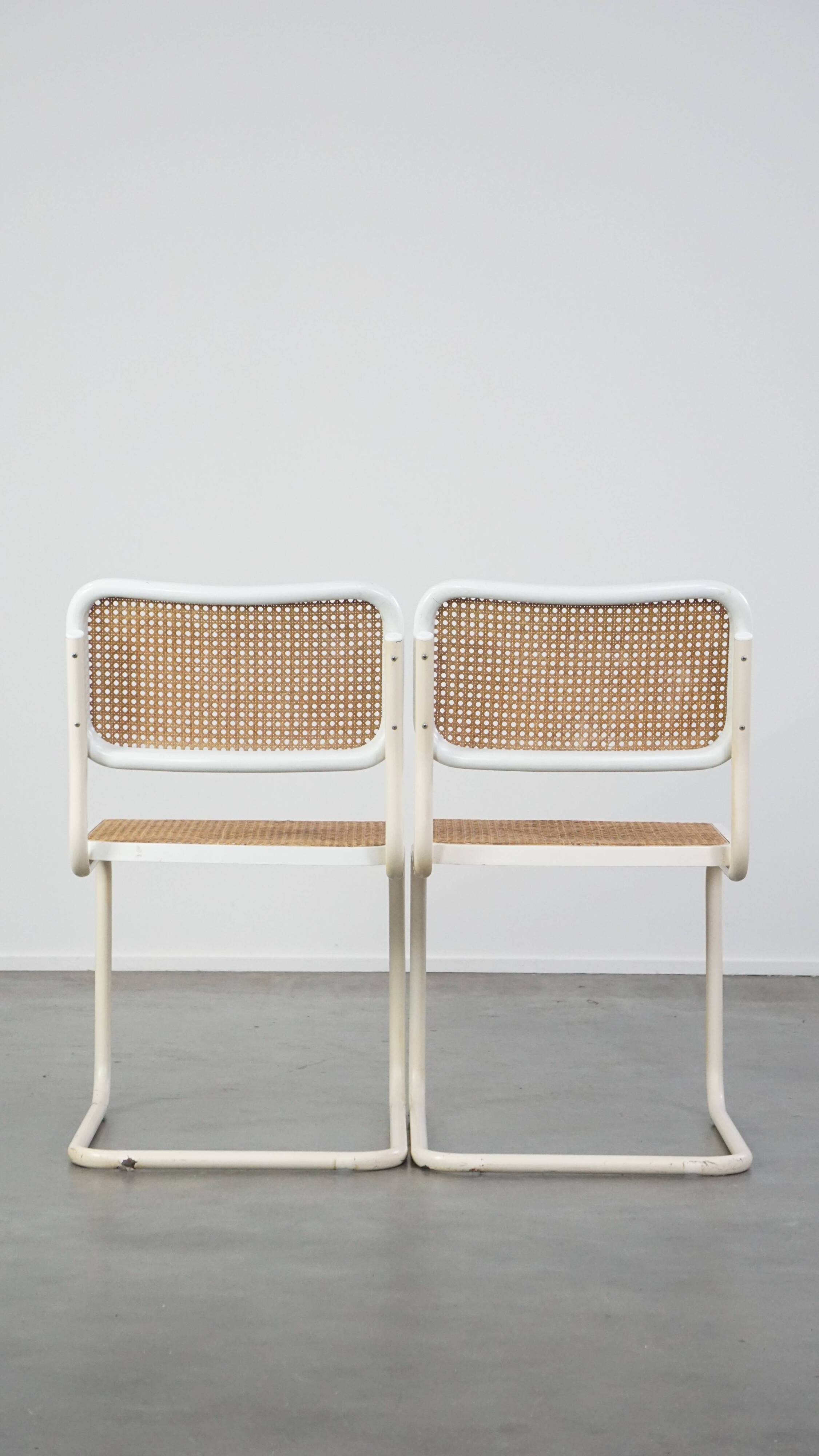 Lot de 4 chaises de salle à manger blanches au design vintage dans le style de Marcel Breuer avec assise en osier