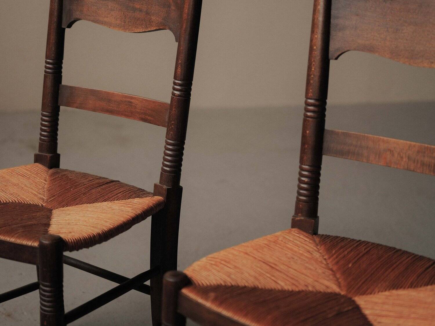 Set of 6 Arts & Crafts chairs, solid wood and straw, circa 1900.