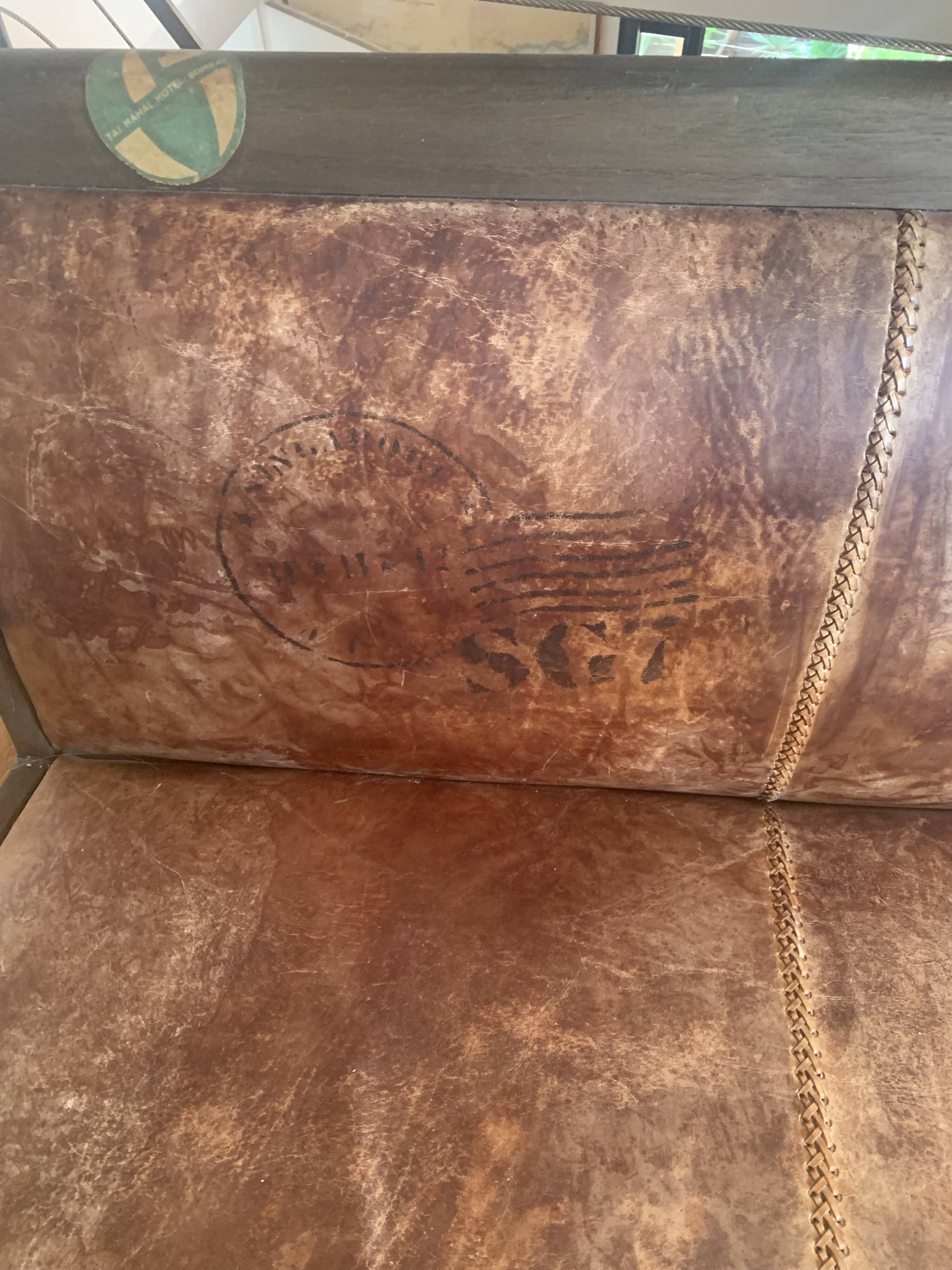 Vintage colonial-style bench in solid wood and patinated leather.