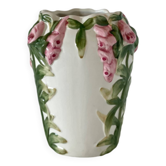 Slip vase.