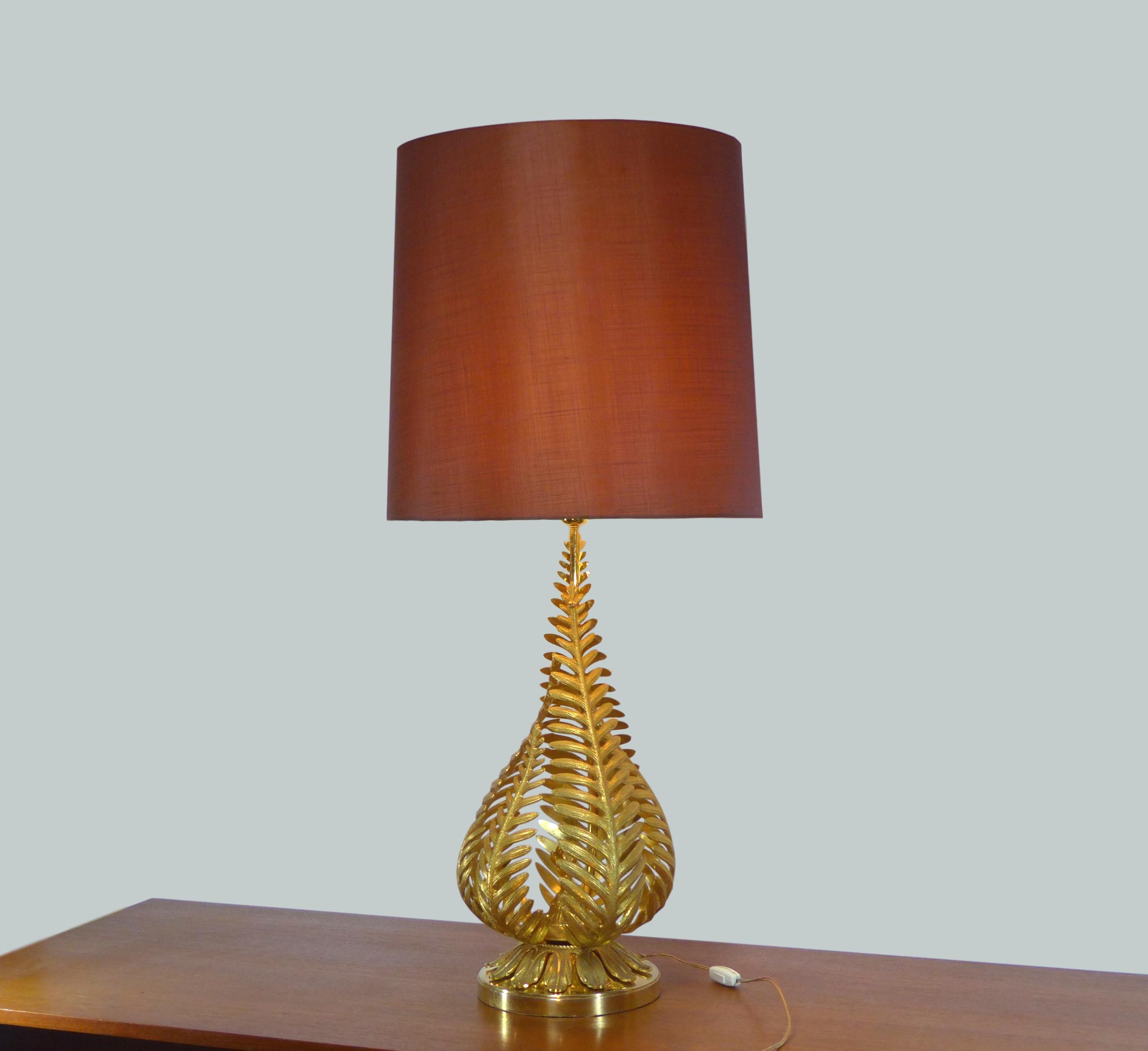 Lampe à poser aux feuillages de fougères dorés