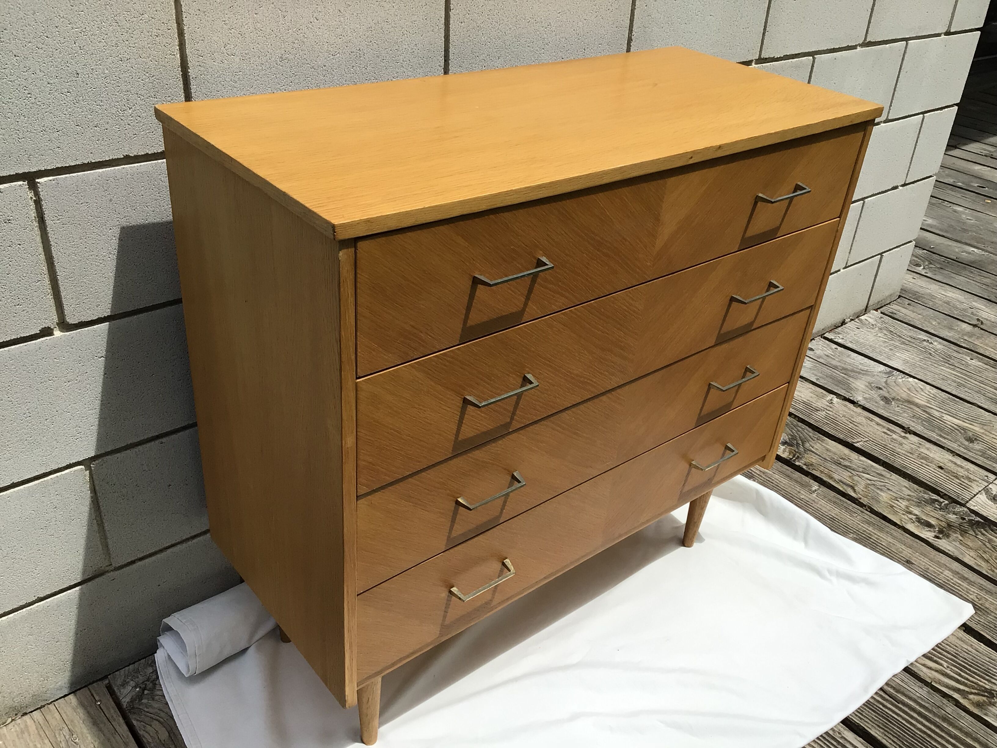 Commode plaquage chêne pieds fuseaux années 60