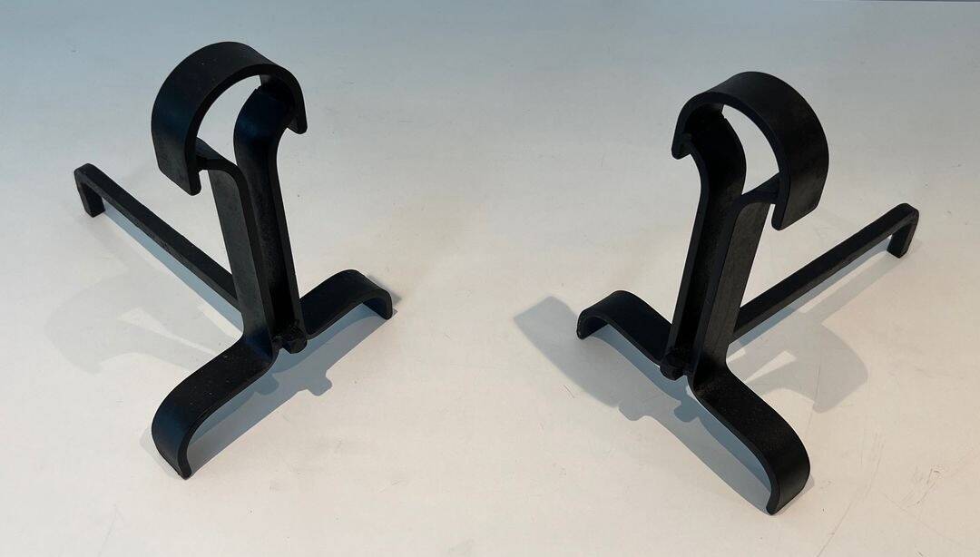 Paire de Chenets Modernistes en Fer Forgé à Finials en Goutte et Bases Évas