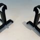 Paire de Chenets Modernistes en Fer Forgé à Finials en Goutte et Bases Évas