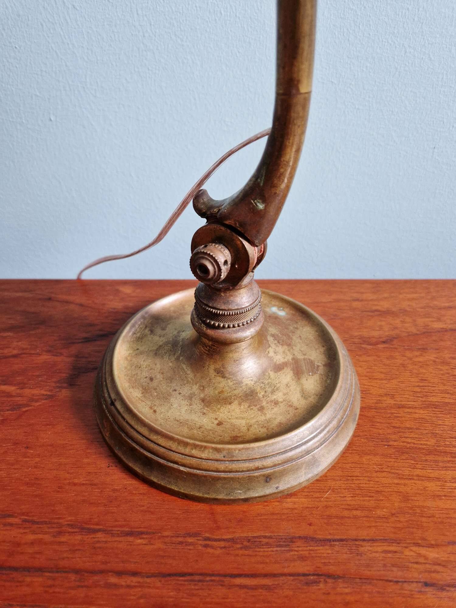 Lampe de bureau art déco en bronze et tulipe signée Schneider, années 1920