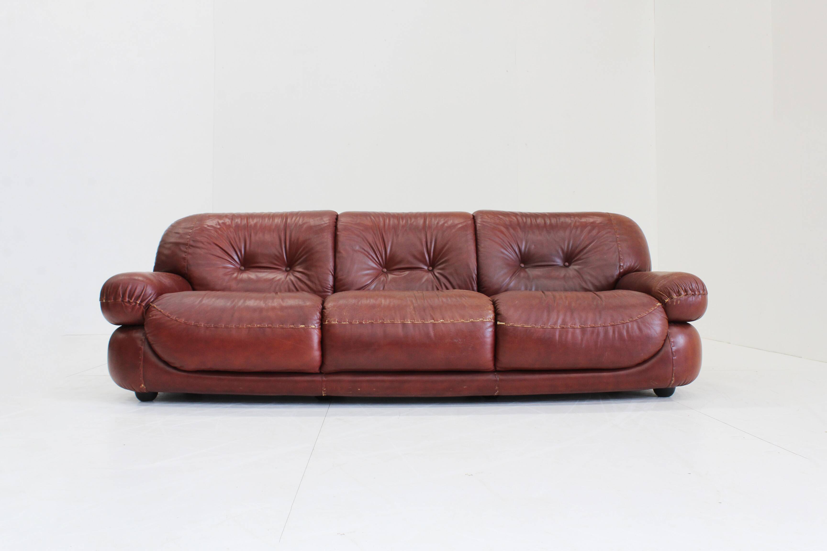 Sapporo Italian leather sofa Mobil Girgi 1970s
