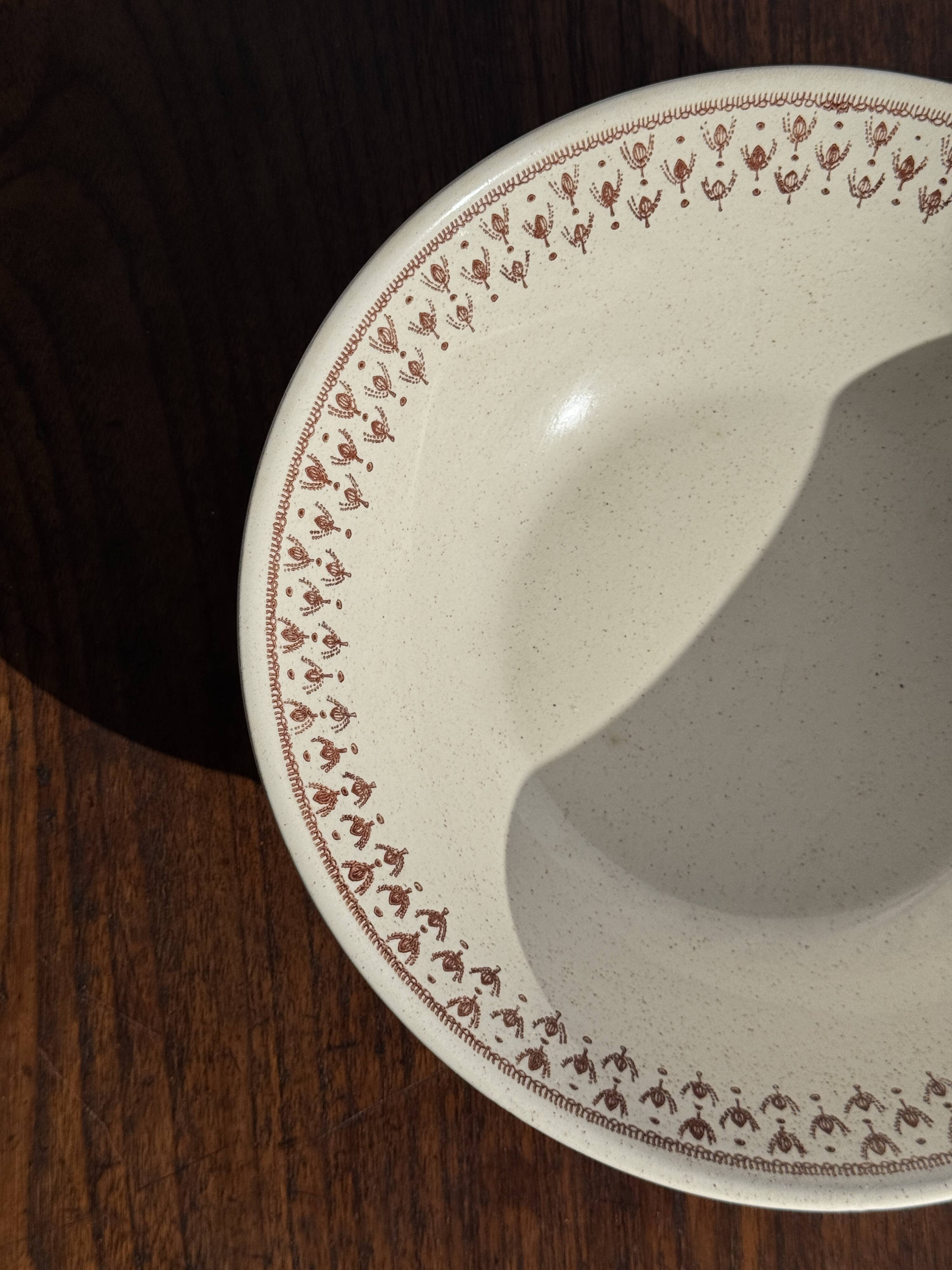 Set of a salad bowl and a vintage brown circular dish D28.