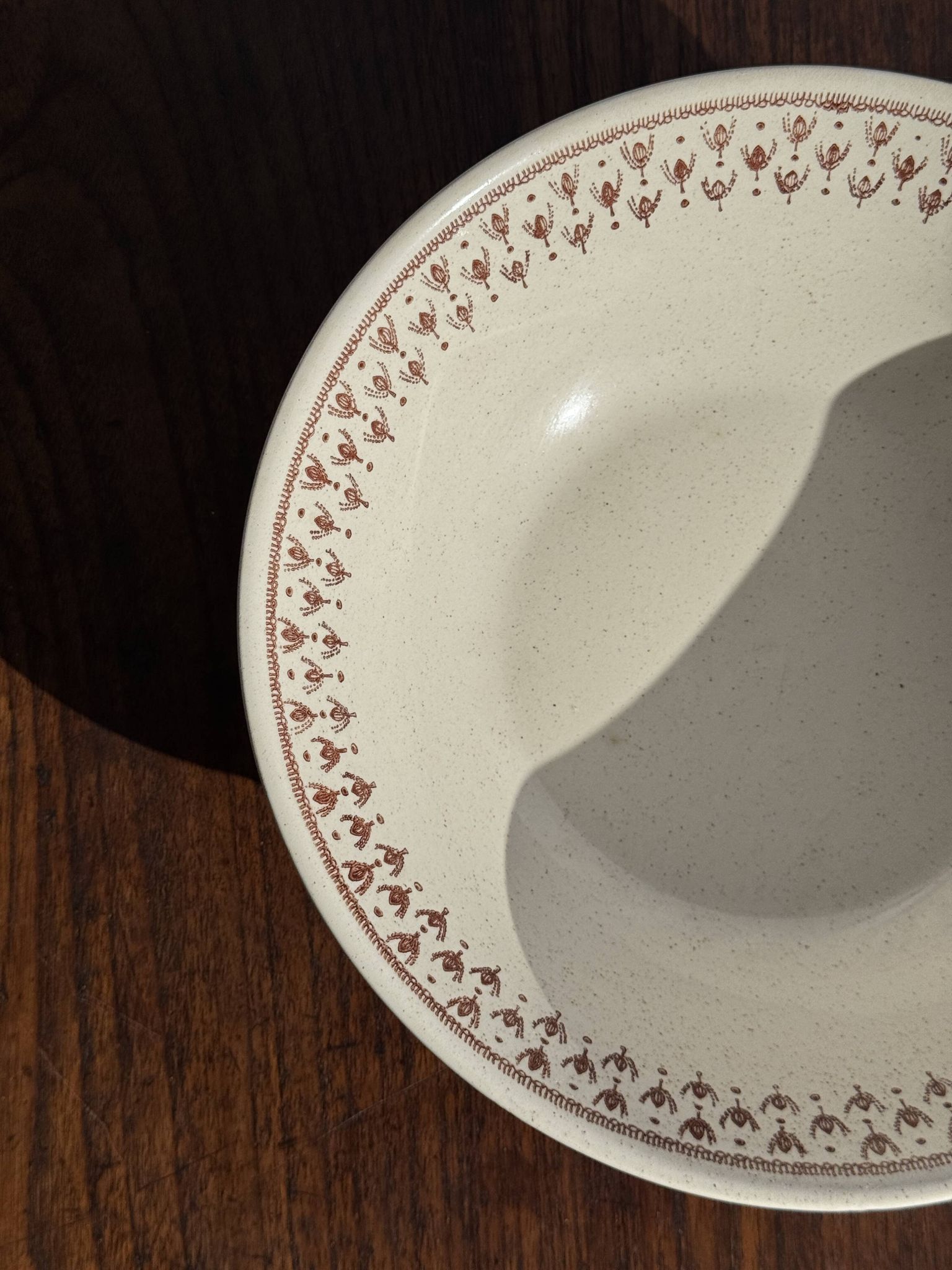 Lot d'un saladier et un plat circulaire frise marron vintage D28