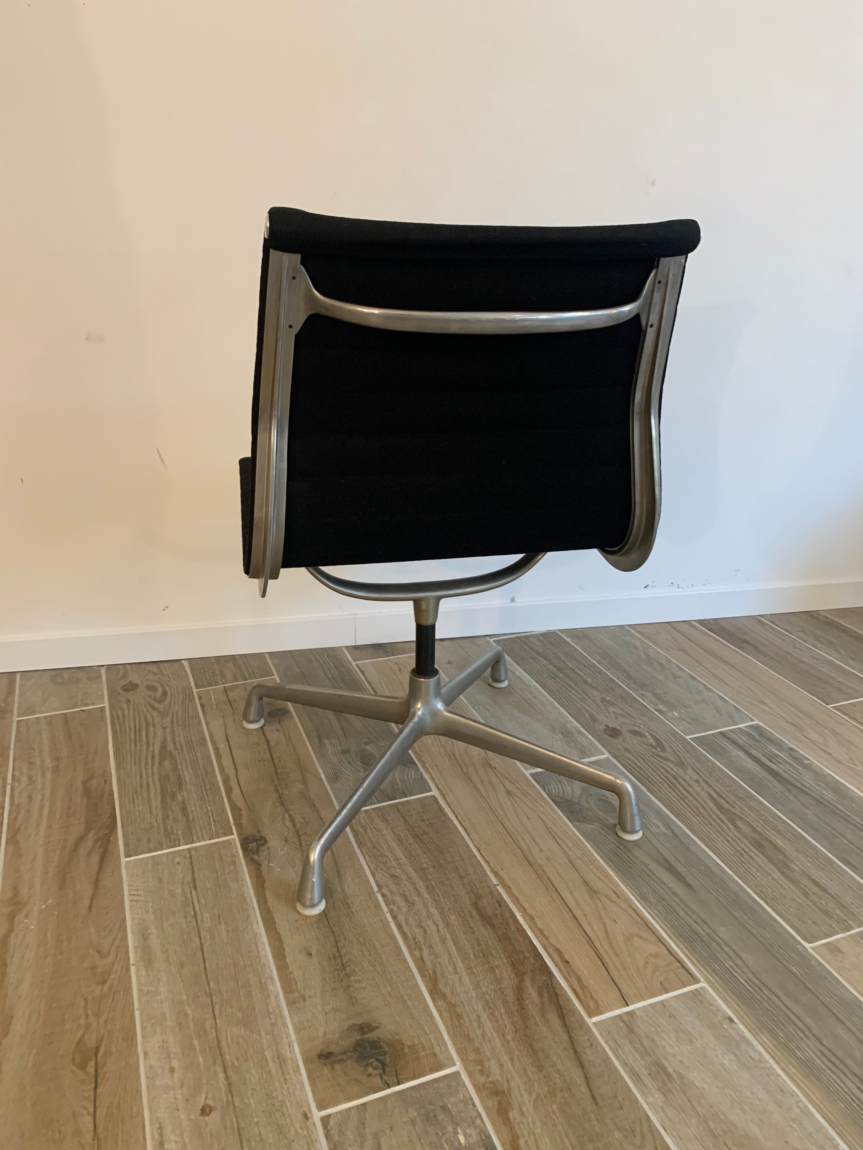 Charles & Ray Eames swivel chair mod EA106 Herman miller