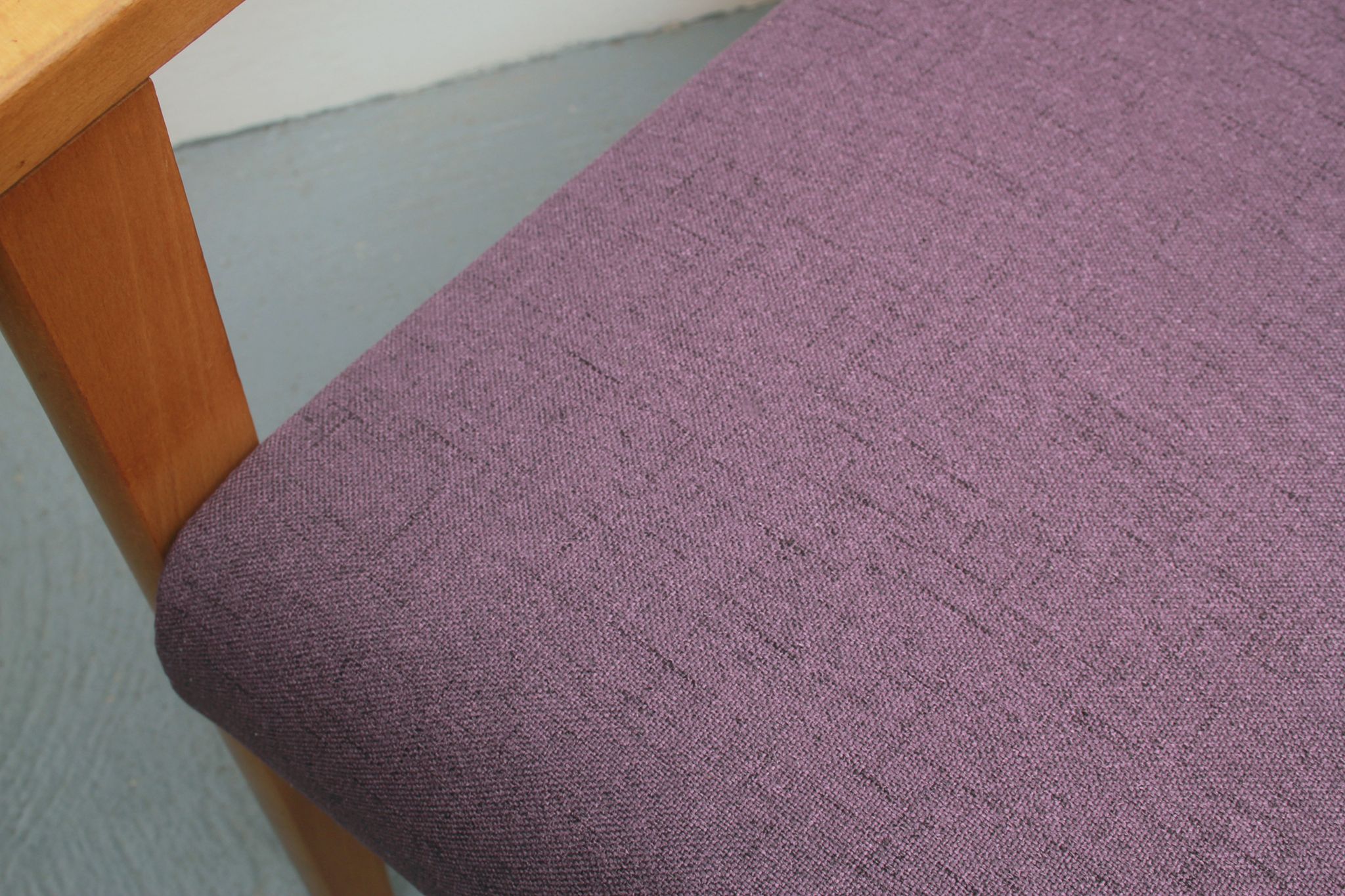 Fauteuil des années 1960 en violet