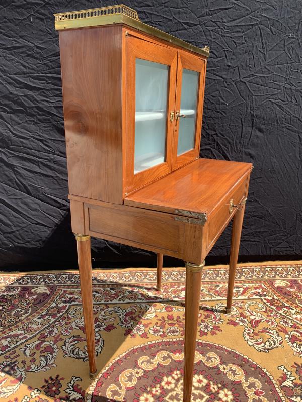 Happiness of the day in Louis XVI-era mahogany