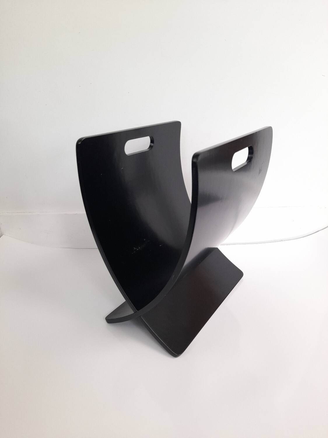 Black lacquered wood magazine rack