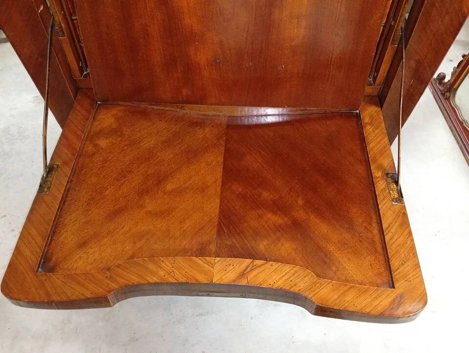 Important Louis XV secretary, in floral marquetry and rich.