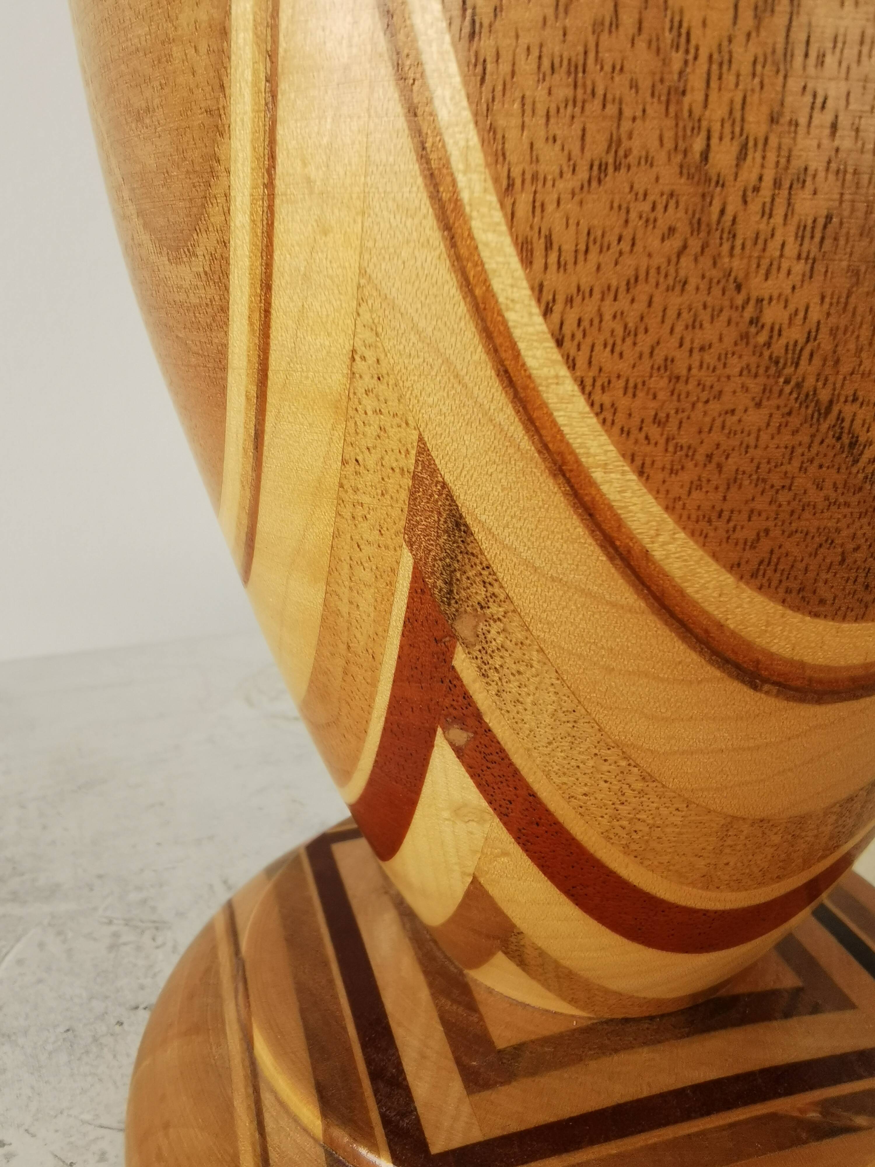 Vase vintage en bois artisanal : sculpture unique tournée sur bois, fleurs séchées