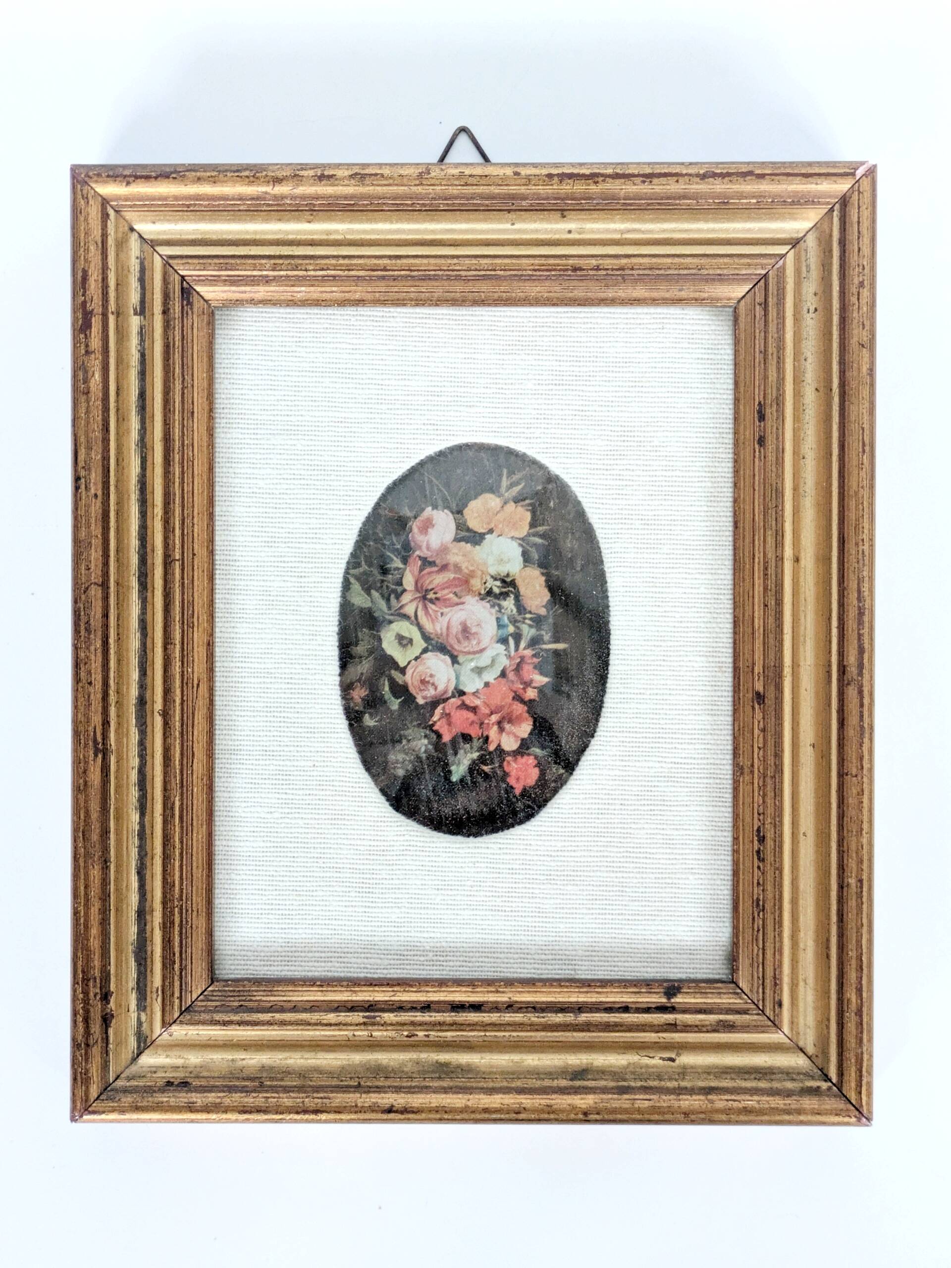 Vintage floral print with oval mat and gold wooden frame.