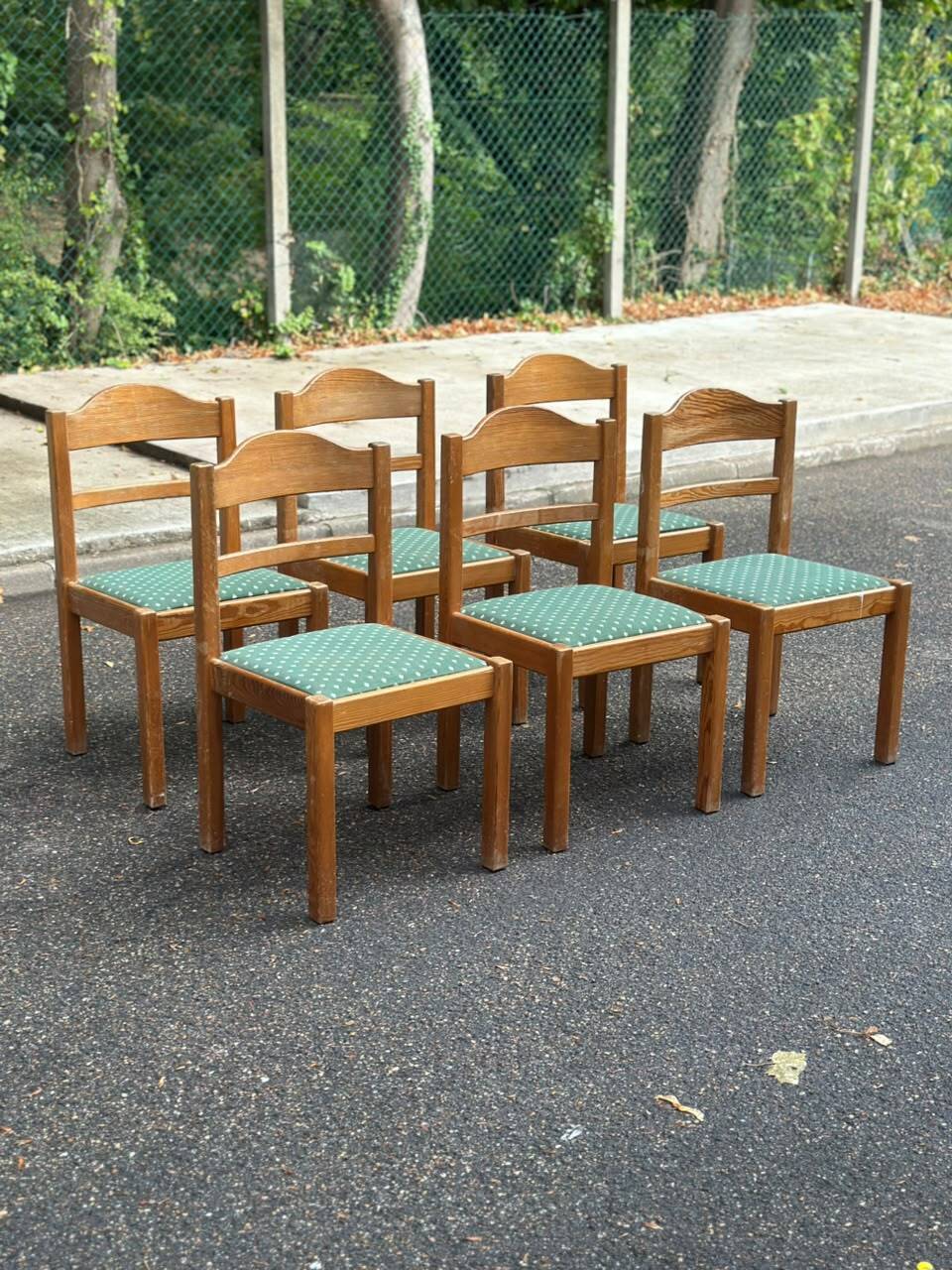 Set of 6 vintage solid wood chairs — Green fabric seats