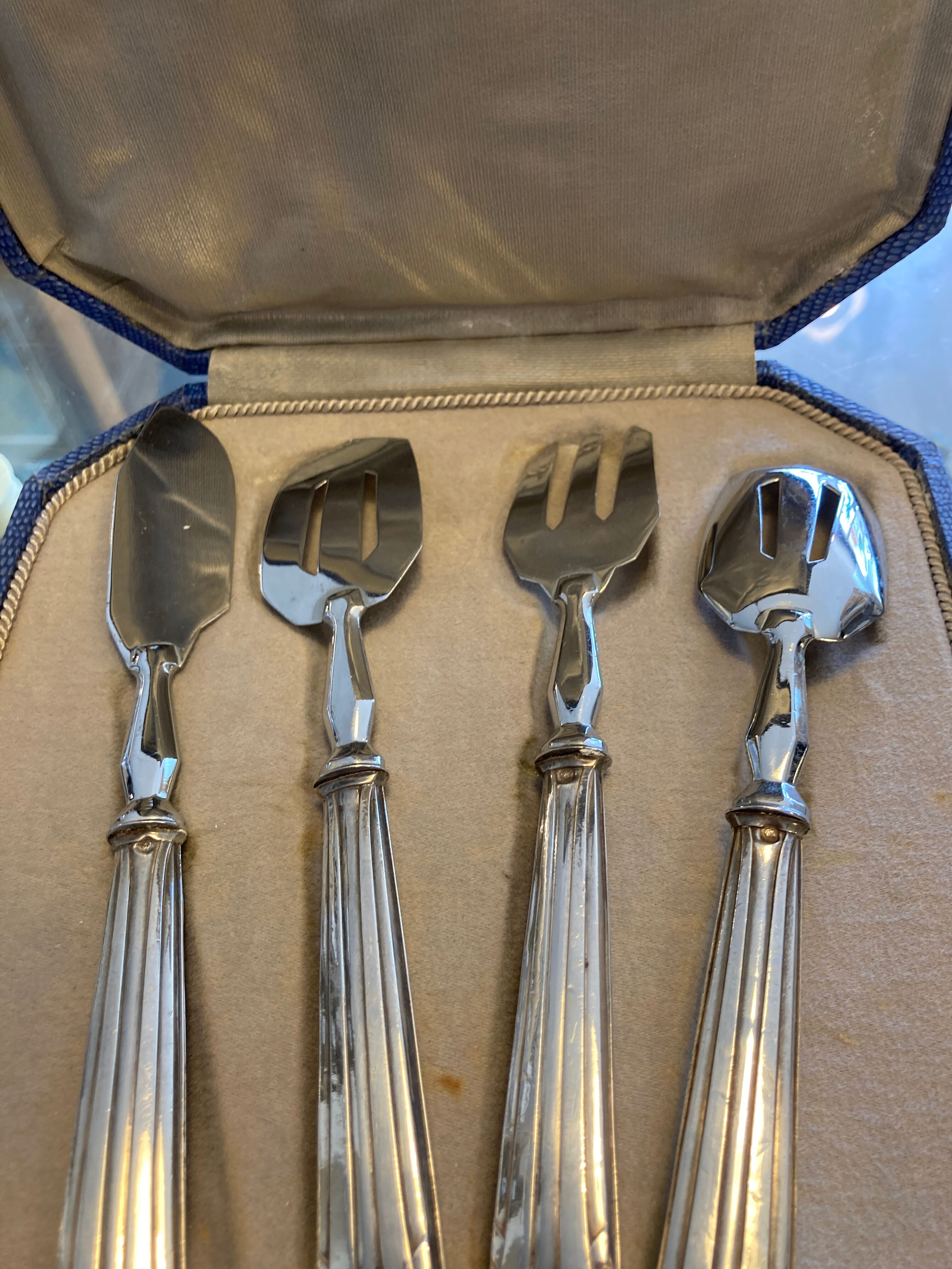 Silverware dessert service