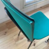 4 chaises années 60, assise et dossier vert anglais, chassis acier noir