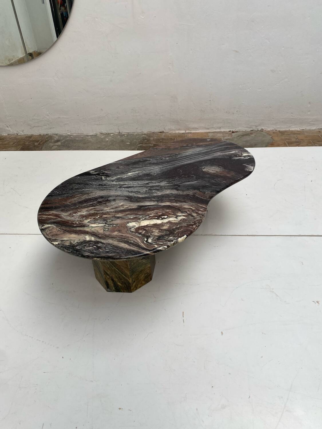 Table basse en marbre de Carrare forme organique