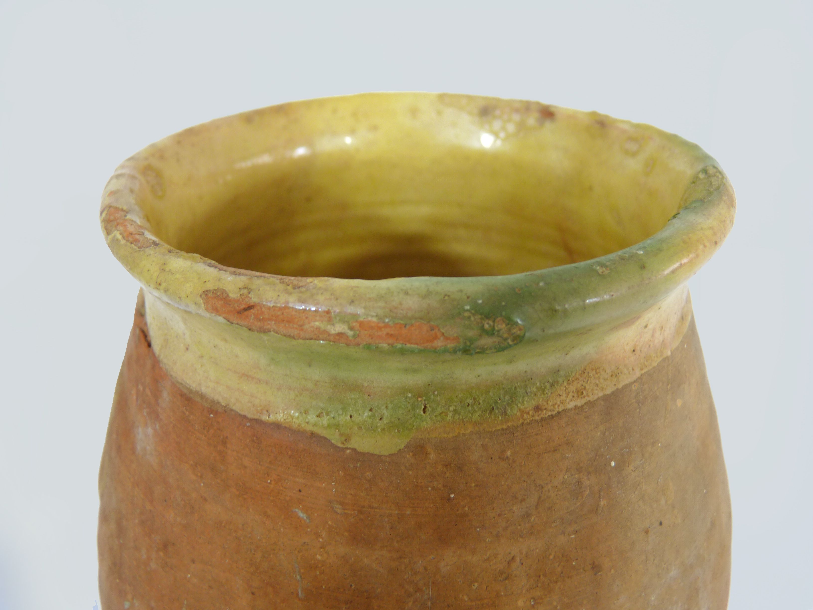 Beautiful little grease pot in yellow terracotta and glazed green. NINETEENTH century