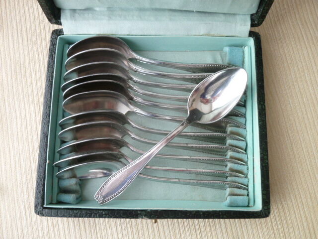 Box of 12 teaspoons in silver metal beaded decoration
