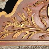 Monumentale fronton, bas relief en bois sculpté laqué