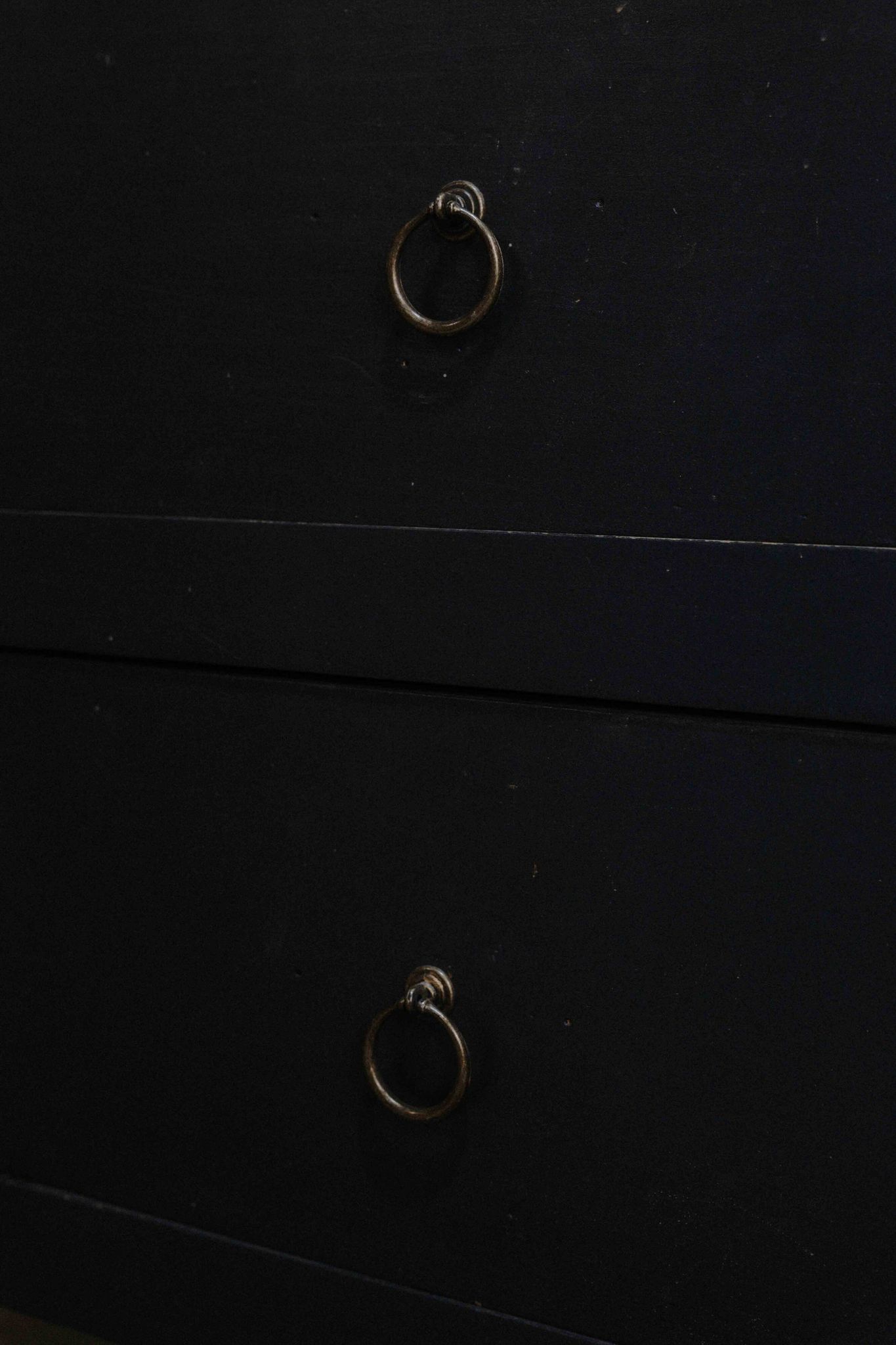 Commode noire à 2 tiroirs, plateau en bois brut et pied fuselés