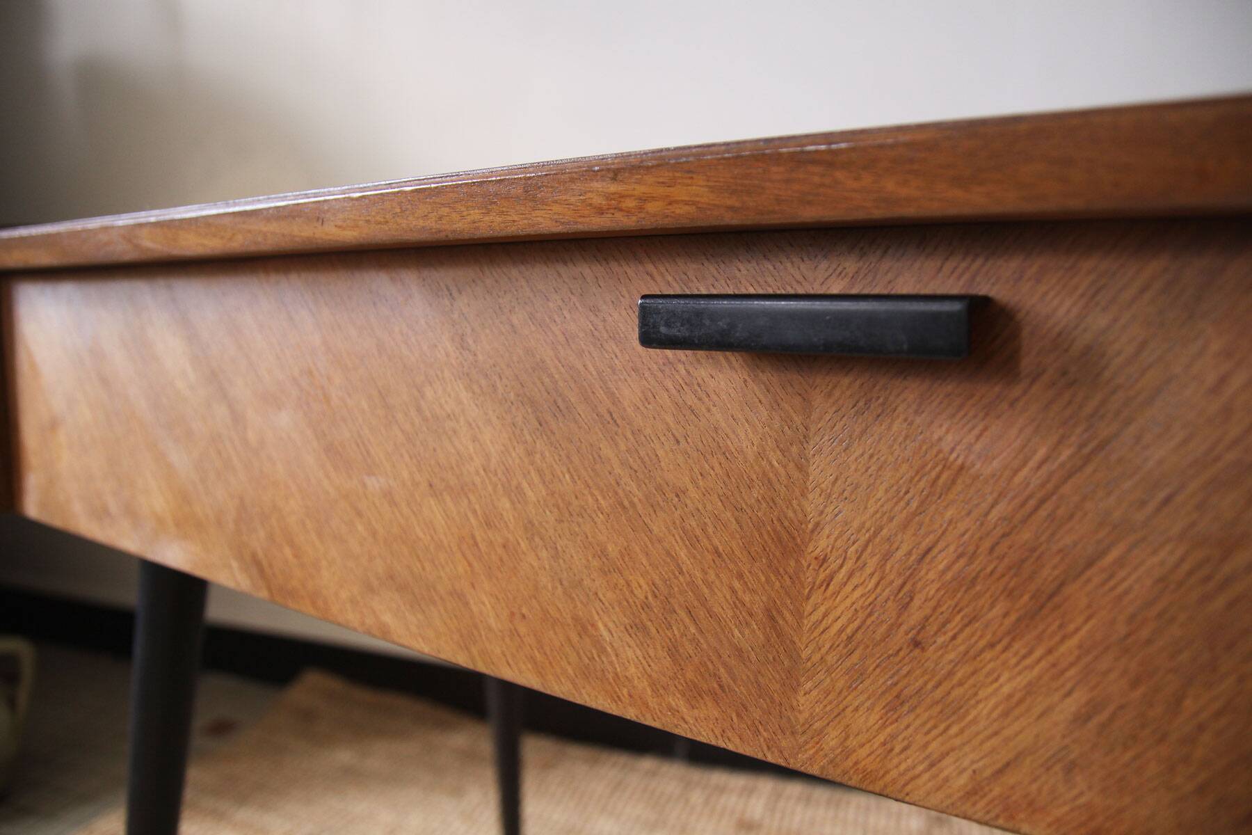 Old knitting compass feet console