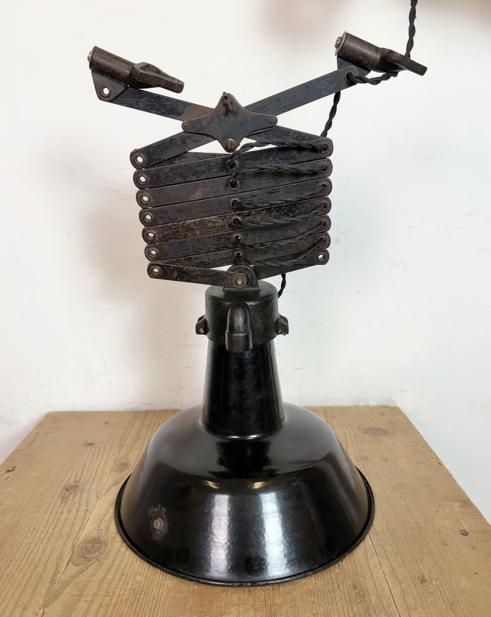 Lampe de plafond industrielle en émail noir à forme de ciseaux, années 1930
