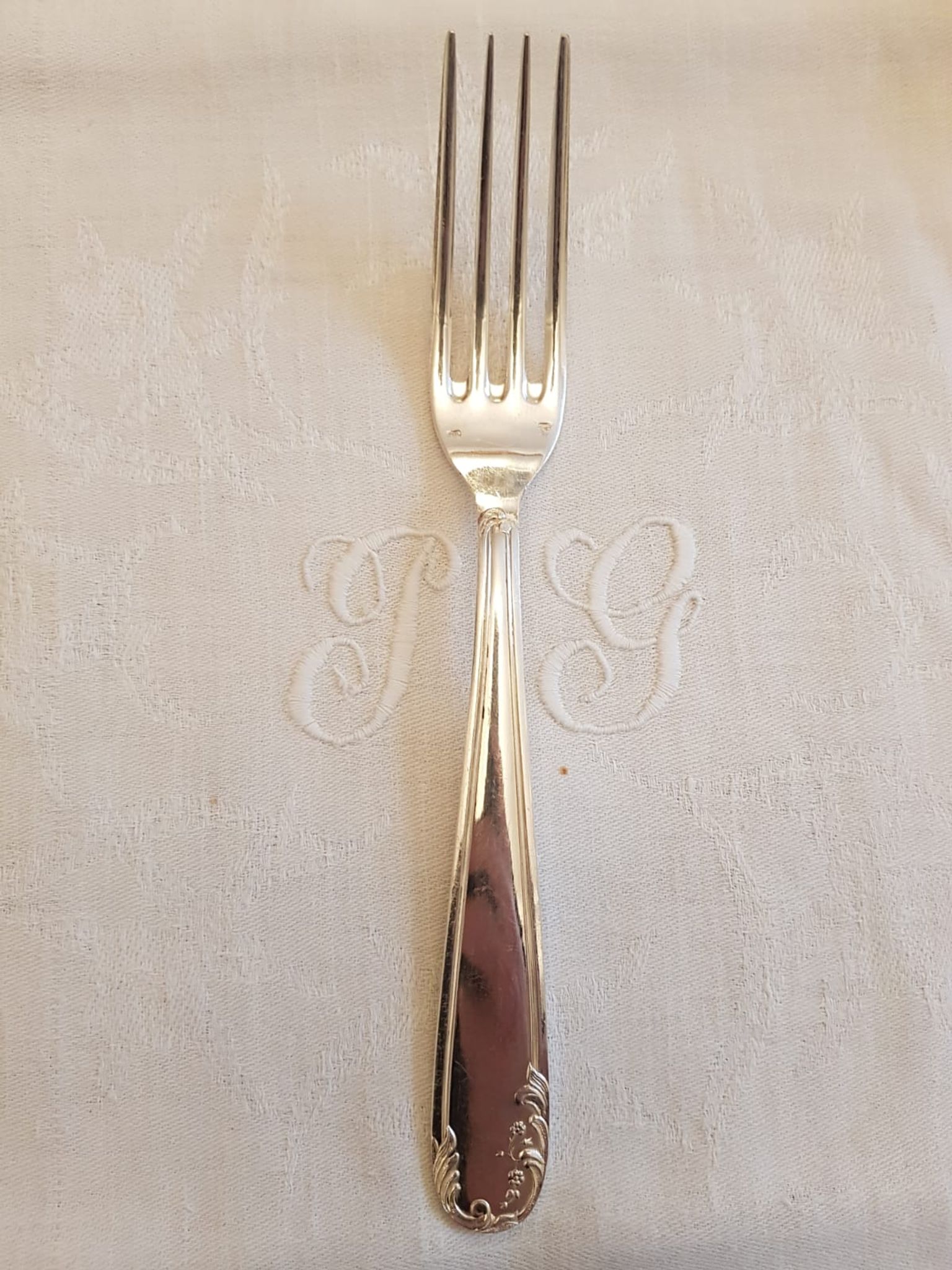 Silver cutlery set for 36 place settings and its ladle.