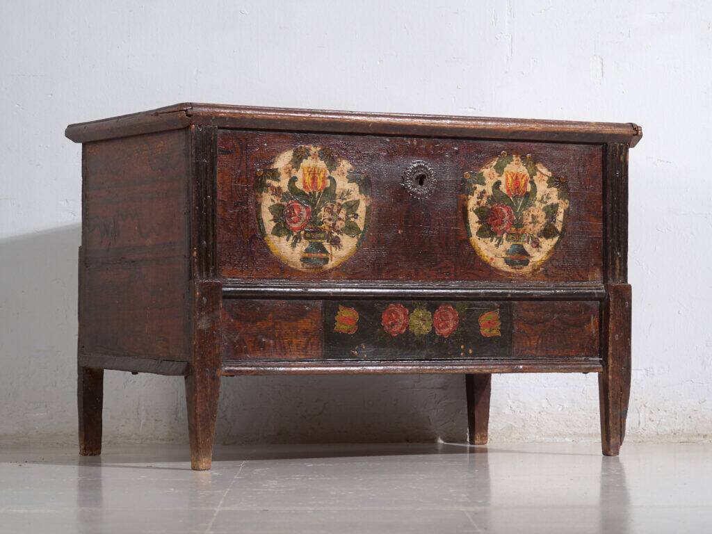 Coffre de mariage centro-européen en pin polychrome aux cartouches floraux – Tyrol, vers 1890