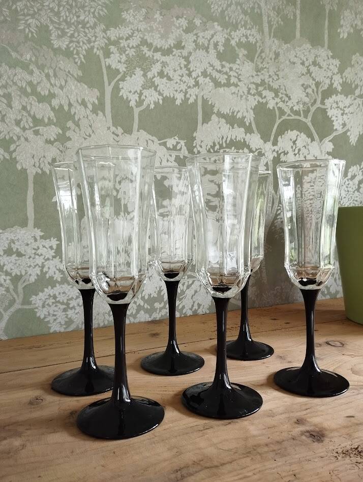 Set of 6 Arcoroc flutes with black stems – 1970s design