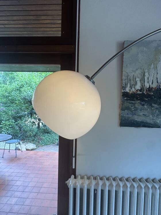 Large vintage Italian arc floor lamp – 1970s – Marble, chrome, and opaline diffuser