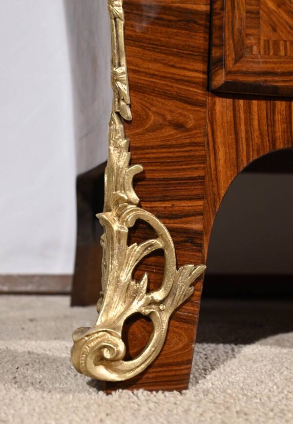 Commode Tombeau en Marqueterie de Bois de Violette, style Transition Louis XIV / Louis XV – 1ère Par