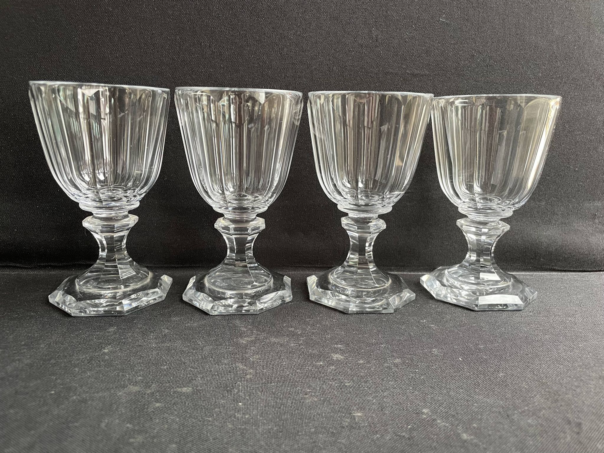 4 Verres à vin – Cristal fort taillé