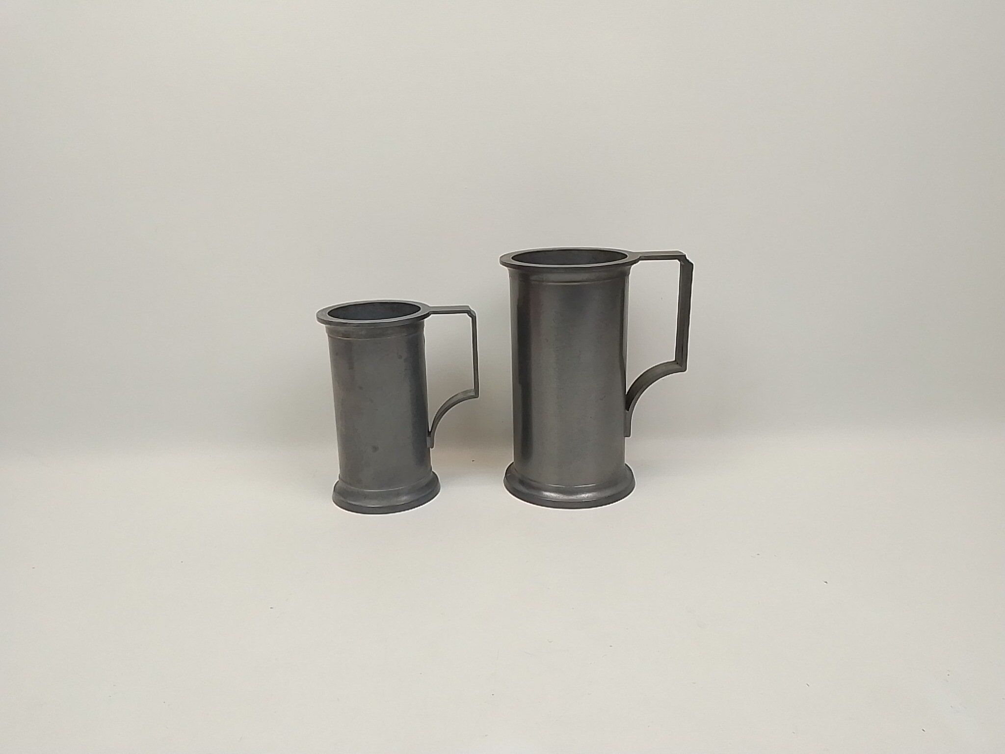 Lot de 2 pichets en étain de 18 cm et 14 cm