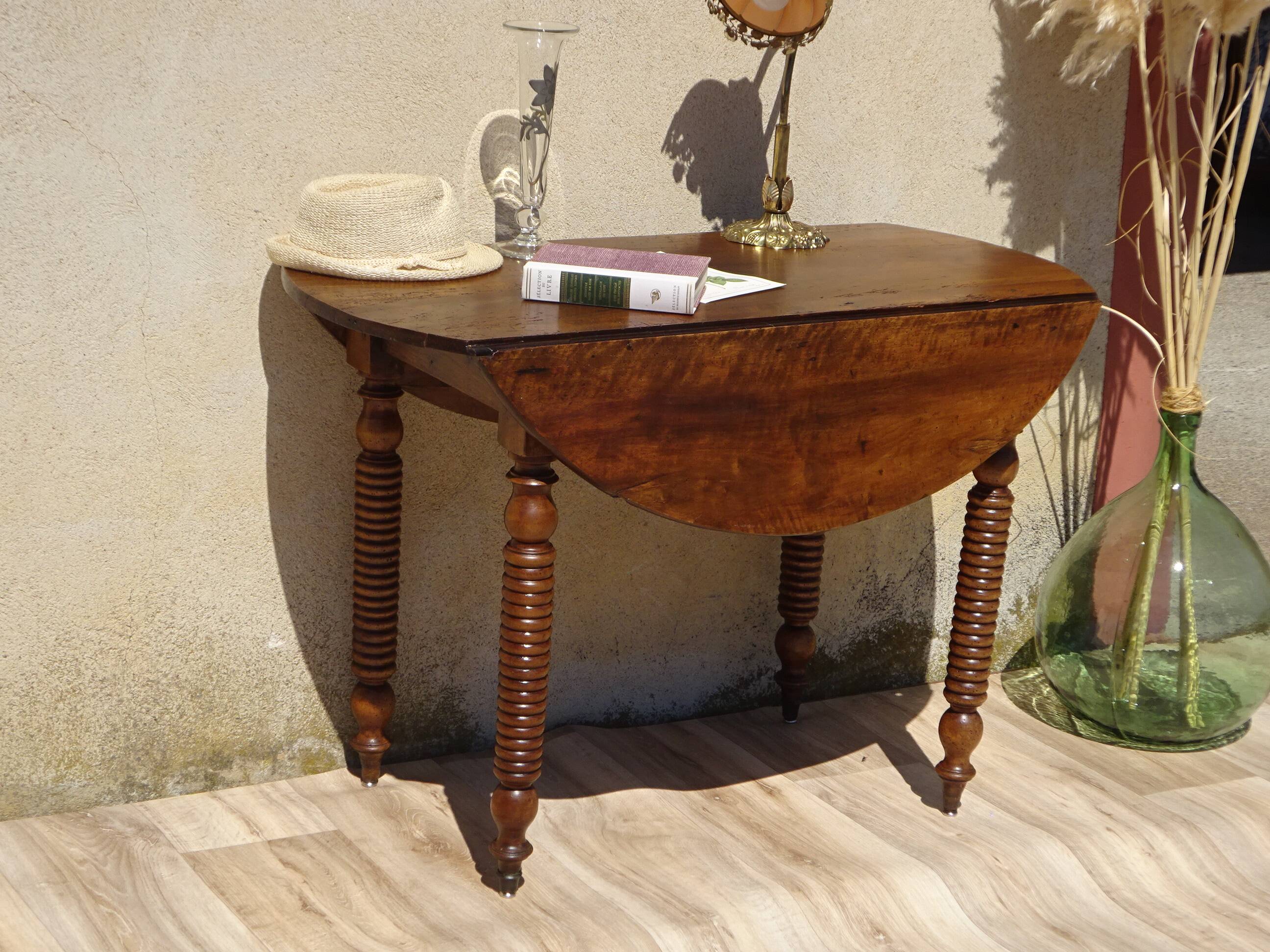 Drop-leaf table, honey-spoon-shaped legs