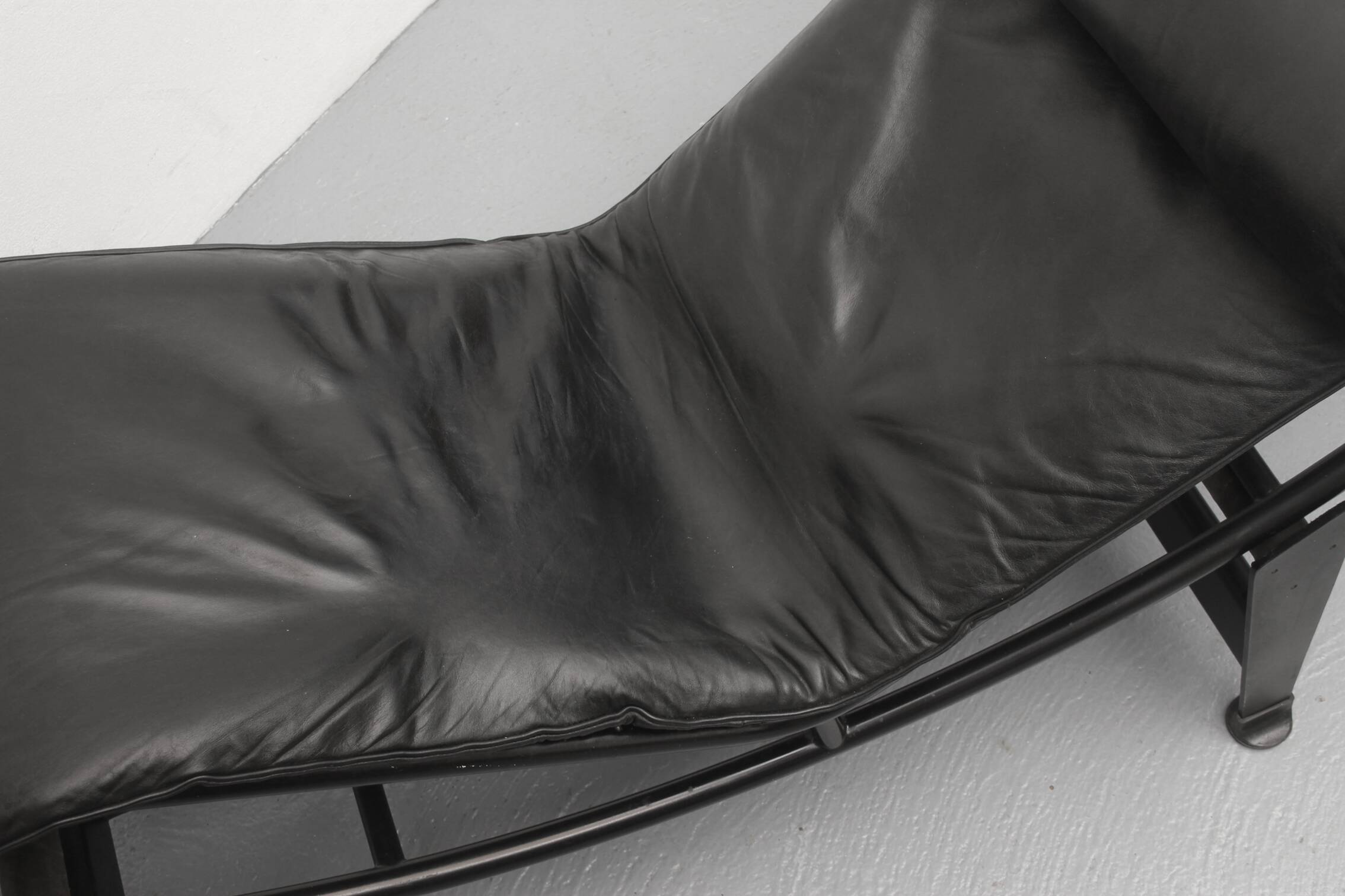 Chaise longue LC 4 Cassina Le Corbusier cuir noir