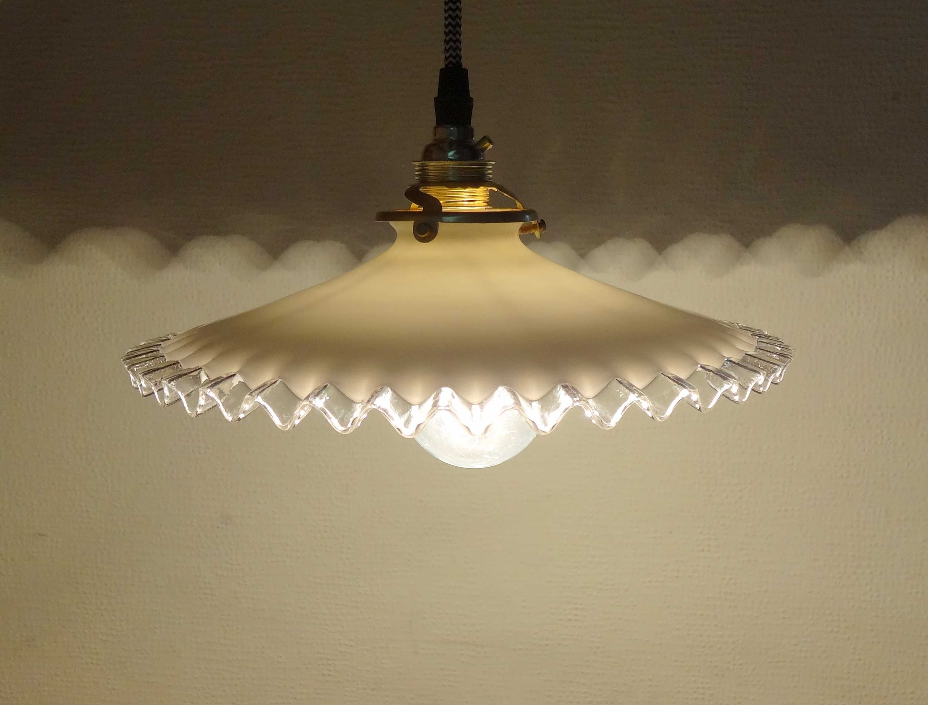 White opaline hanging with edge volante transparant