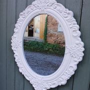 Miroir ovale avec cadre blanc 