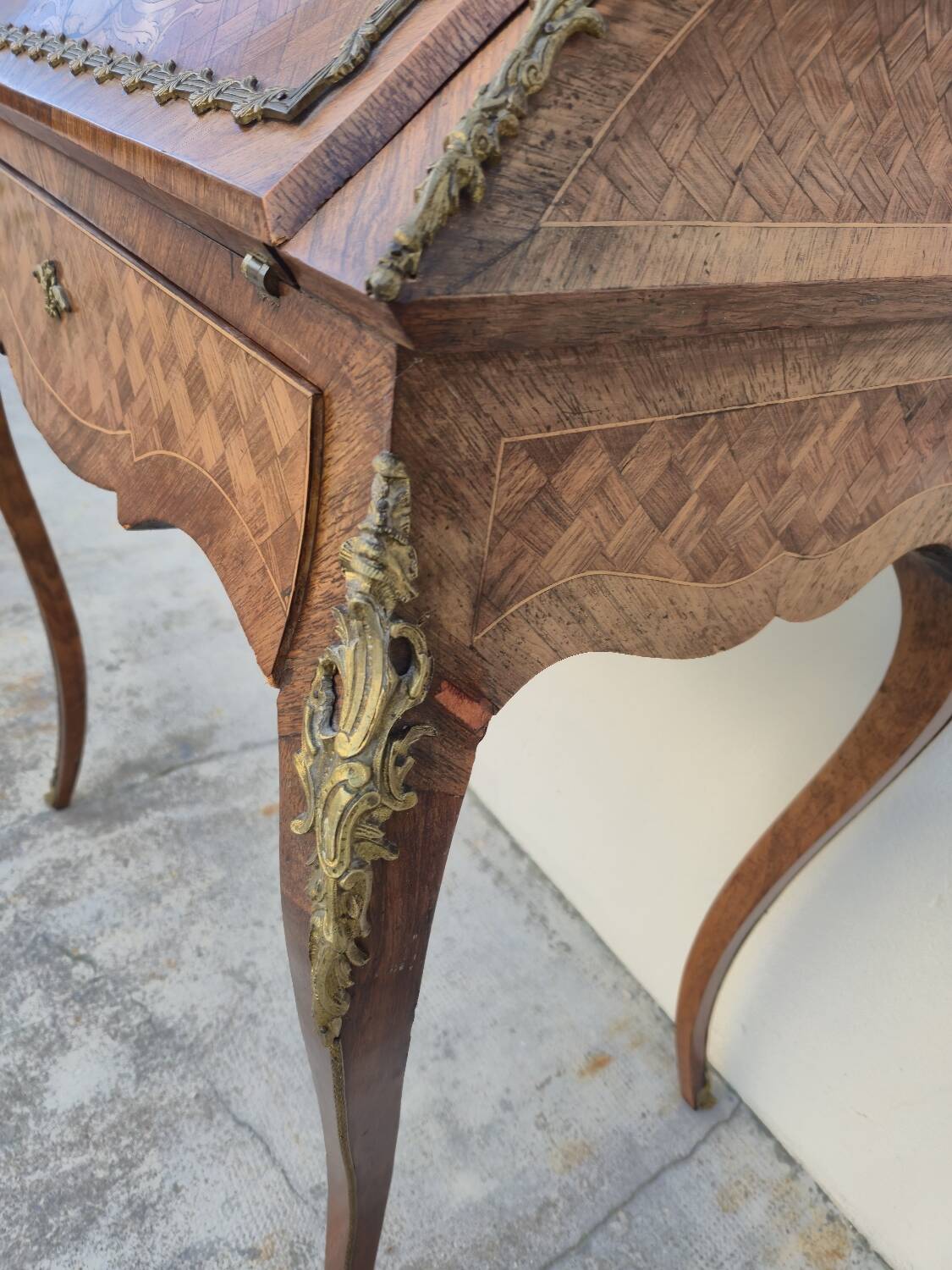 Louis XV style lady's desk in marquetry and bronze