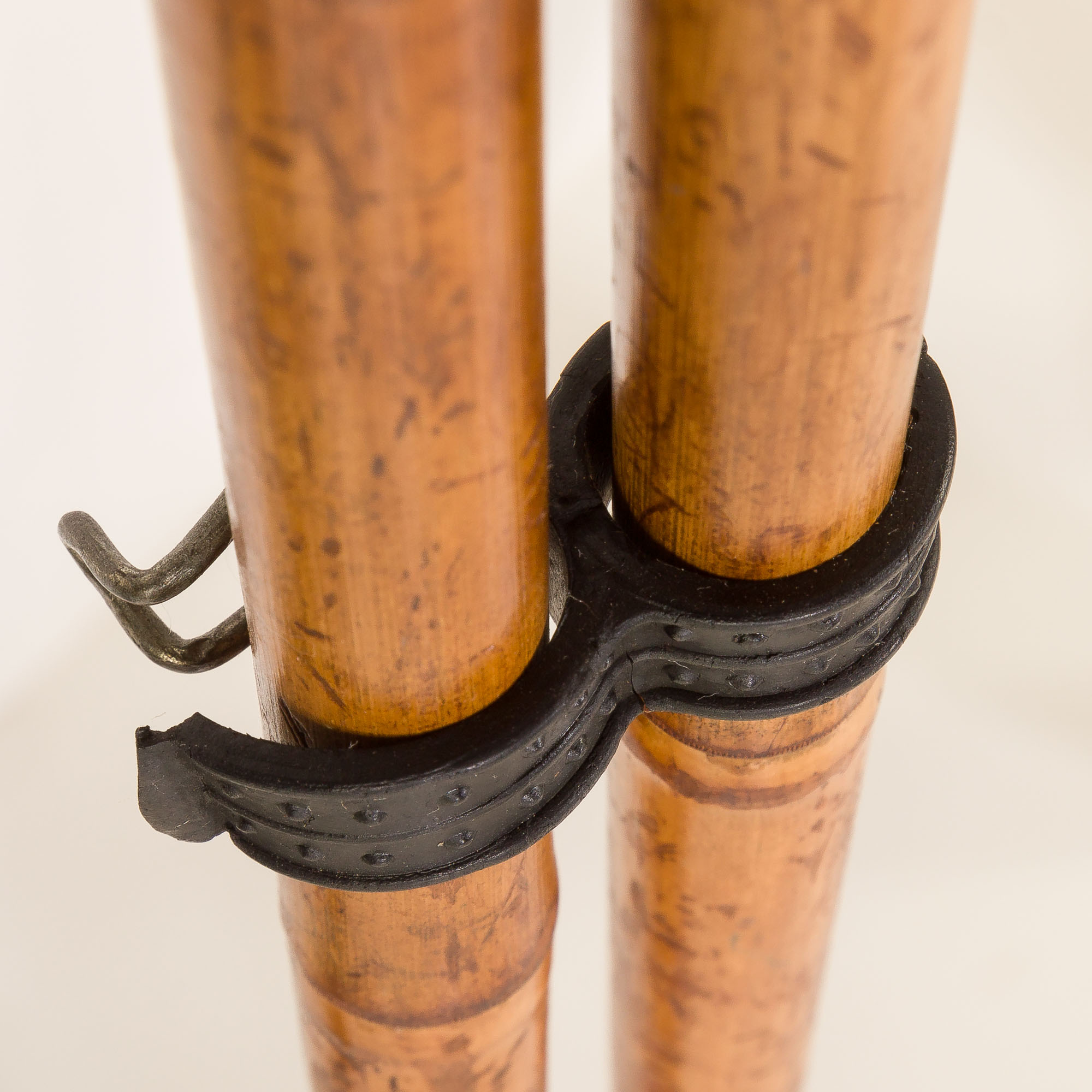 Paire de skis en bois vintage avec fixations Geze Kandahar et bâtons en bambou, années 1950
