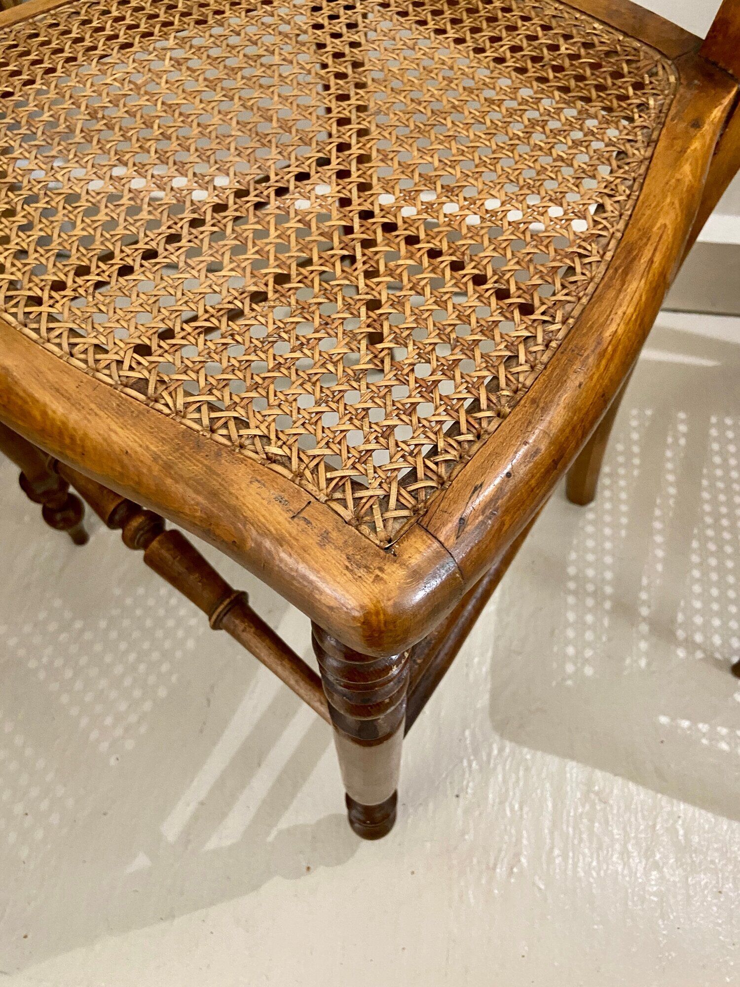 4 chaises en bois et cannage