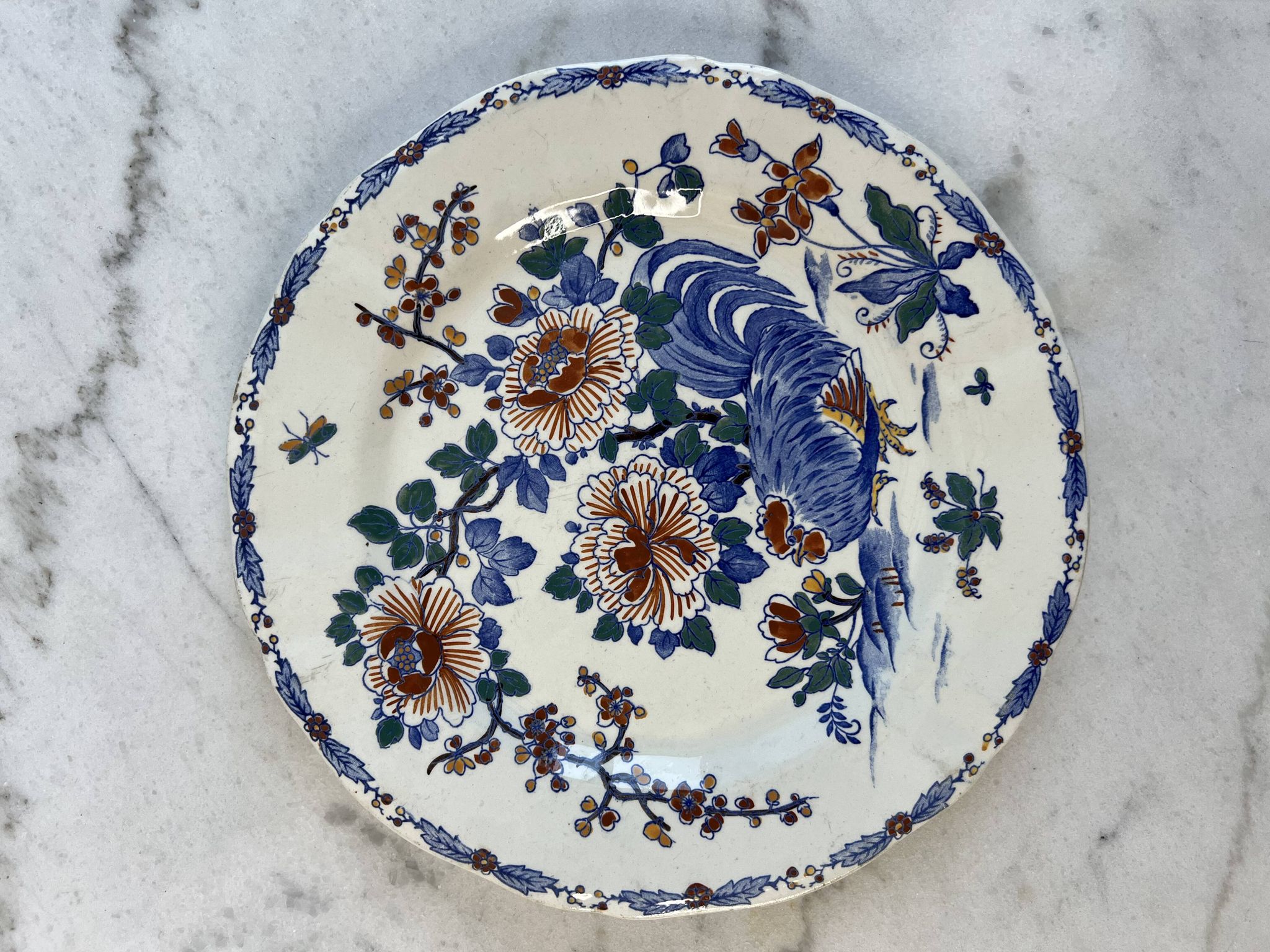 Assiette ancienne en faïence de Gien — modèle “Coq aux Pivoines”